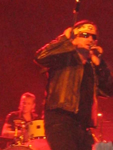 Bono mic over shoulder